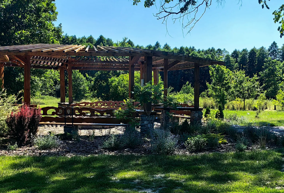 Rustic countryside lodge beside meadows and tree-lined parkland